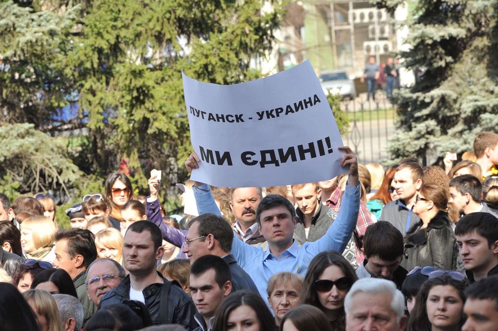 Люди на Луганщині виходили на мирні протести, але окупанти почали стріляти по людях - 24 Канал Люди на Луганщині виходили на мирні протести, але окупанти почали стріляти по людях - 24 Канал