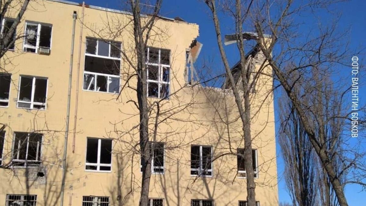 Разбитые аудитории, спортзал: орки обстреляли физико-технический факультет университета Каразина - 24 Канал
