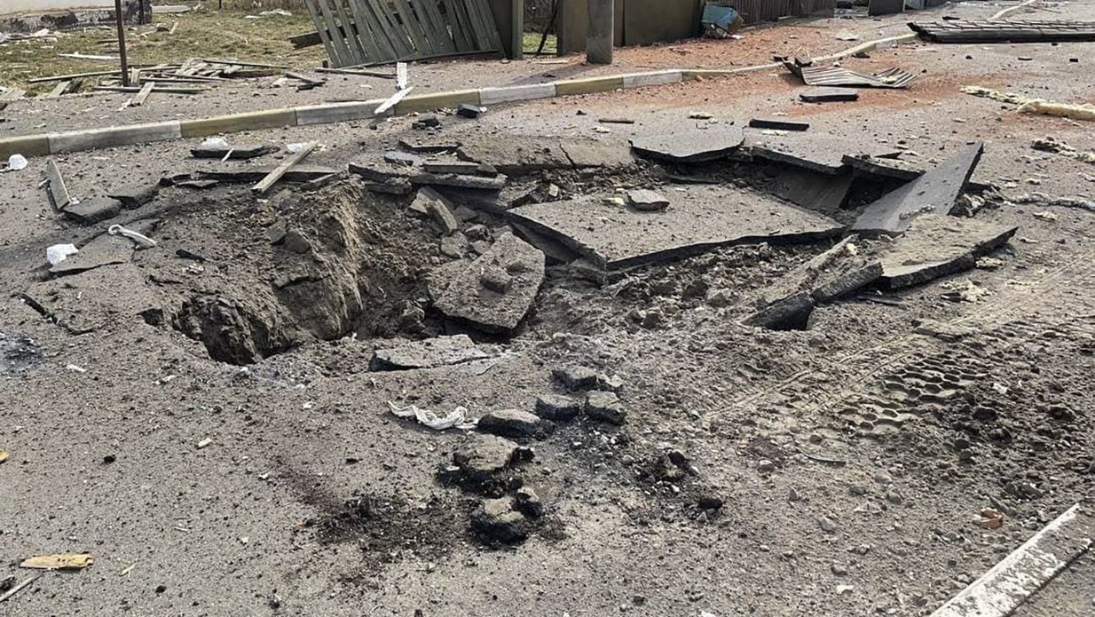 Вирви на дорогах і спалені будинки: як виглядає Макарів, який нещадно бомблять росіяни - 24 Канал Вирви на дорогах і спалені будинки: як виглядає Макарів, який нещадно бомблять росіяни - 24 Канал