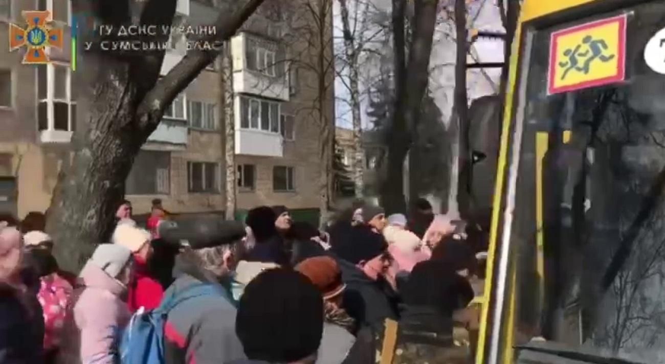 В Сумах людей уже посадили в автобусы для эвакуации: разрешили движение частных авто в колонне В Сумах людей уже посадили в автобусы для эвакуации: разрешили движение частных авто в колонне