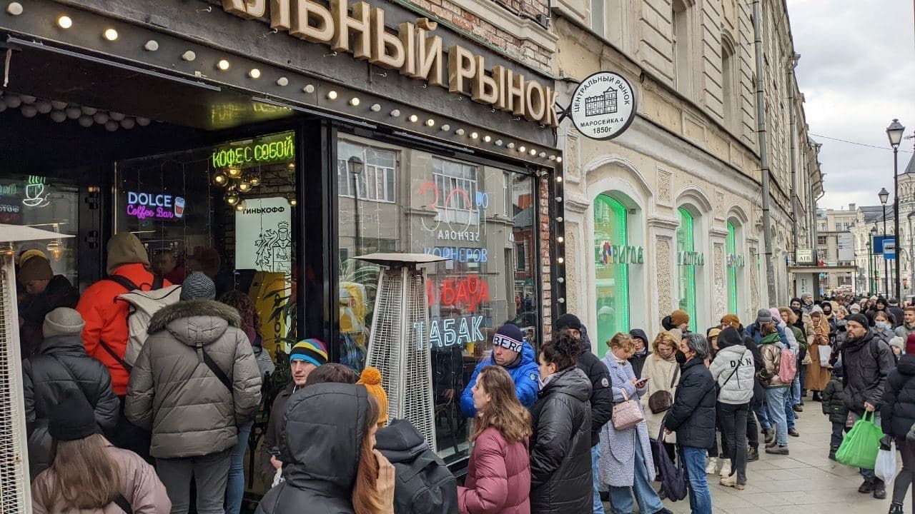 В Москве безумные очереди к банкоматам: сгребают остатки валюты