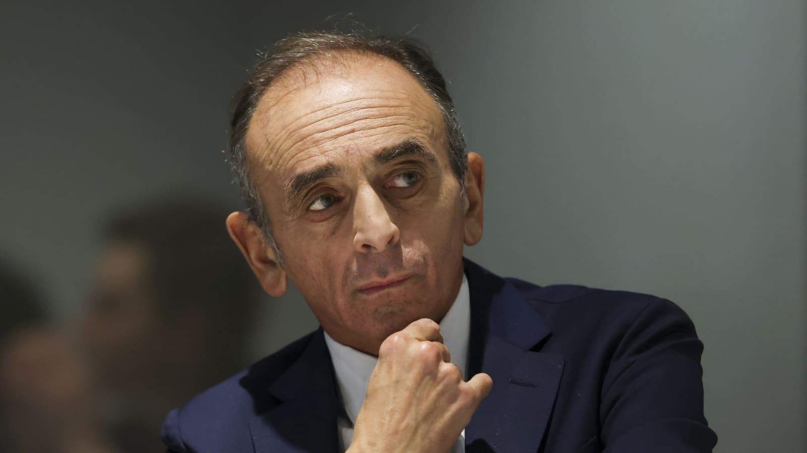 Яйцем об голову: у Франції покарали кандидата у президенти, який хоче зняти санкції з Росії - 24 Канал Яйцем об голову: у Франції покарали кандидата у президенти, який хоче зняти санкції з Росії - 24 Канал