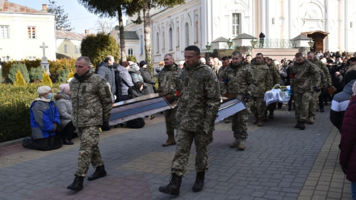 В Луцке прощались с военными, которые погибли во время обстрела аэродрома - 24 Канал