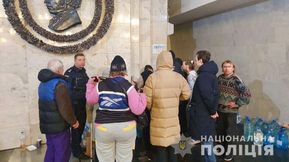 Поліцейські з волонтерами доправляють гумдопомогу в метро Харкова - 24 Канал Поліцейські з волонтерами доправляють гумдопомогу в метро Харкова - 24 Канал