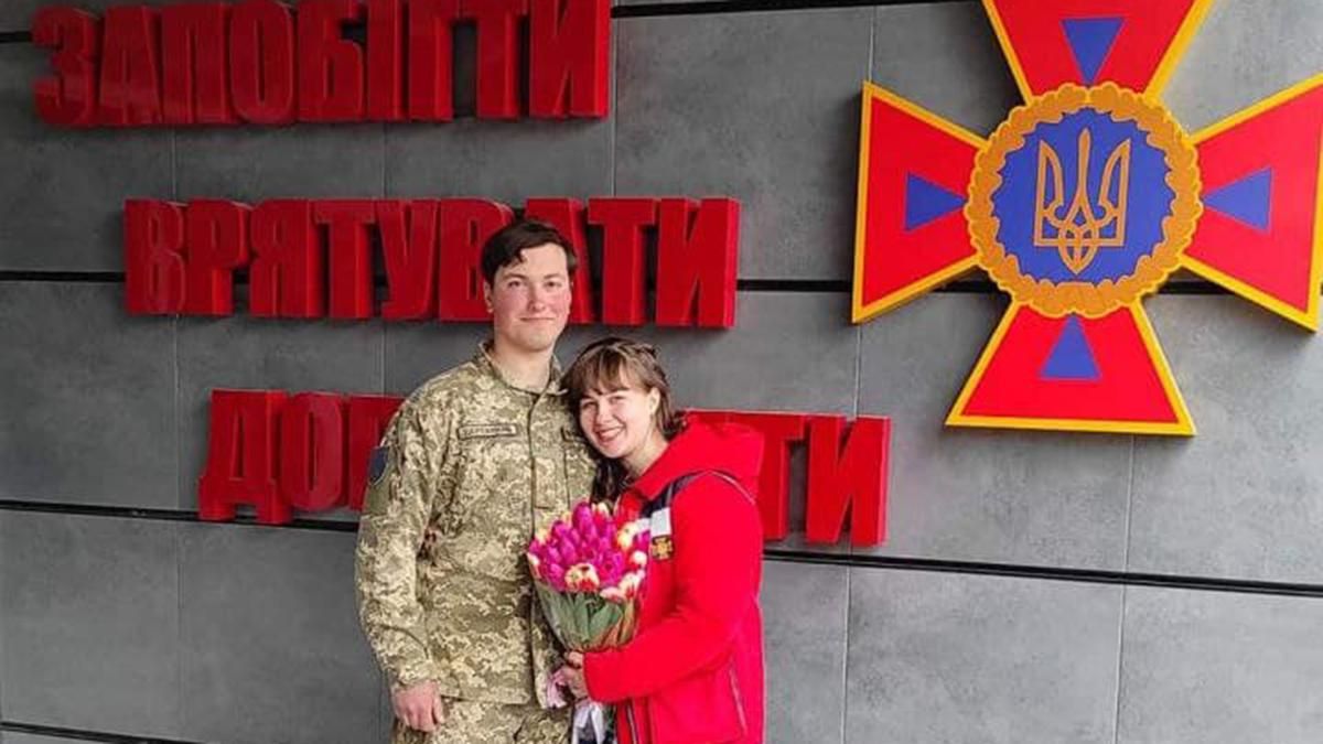 Вона медик-рятувальниця, а він боєць тероборони: у Чернігові побралися молодята - 24 Канал Вона медик-рятувальниця, а він боєць тероборони: у Чернігові побралися молодята - 24 Канал