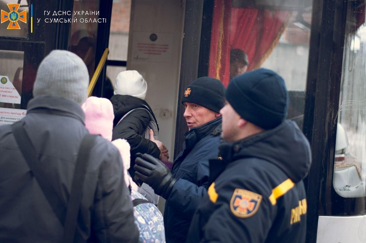 Поки з Тростянця евакуйовували людей, окупанти обікрали станцію швидкої - 24 Канал Поки з Тростянця евакуйовували людей, окупанти обікрали станцію швидкої - 24 Канал