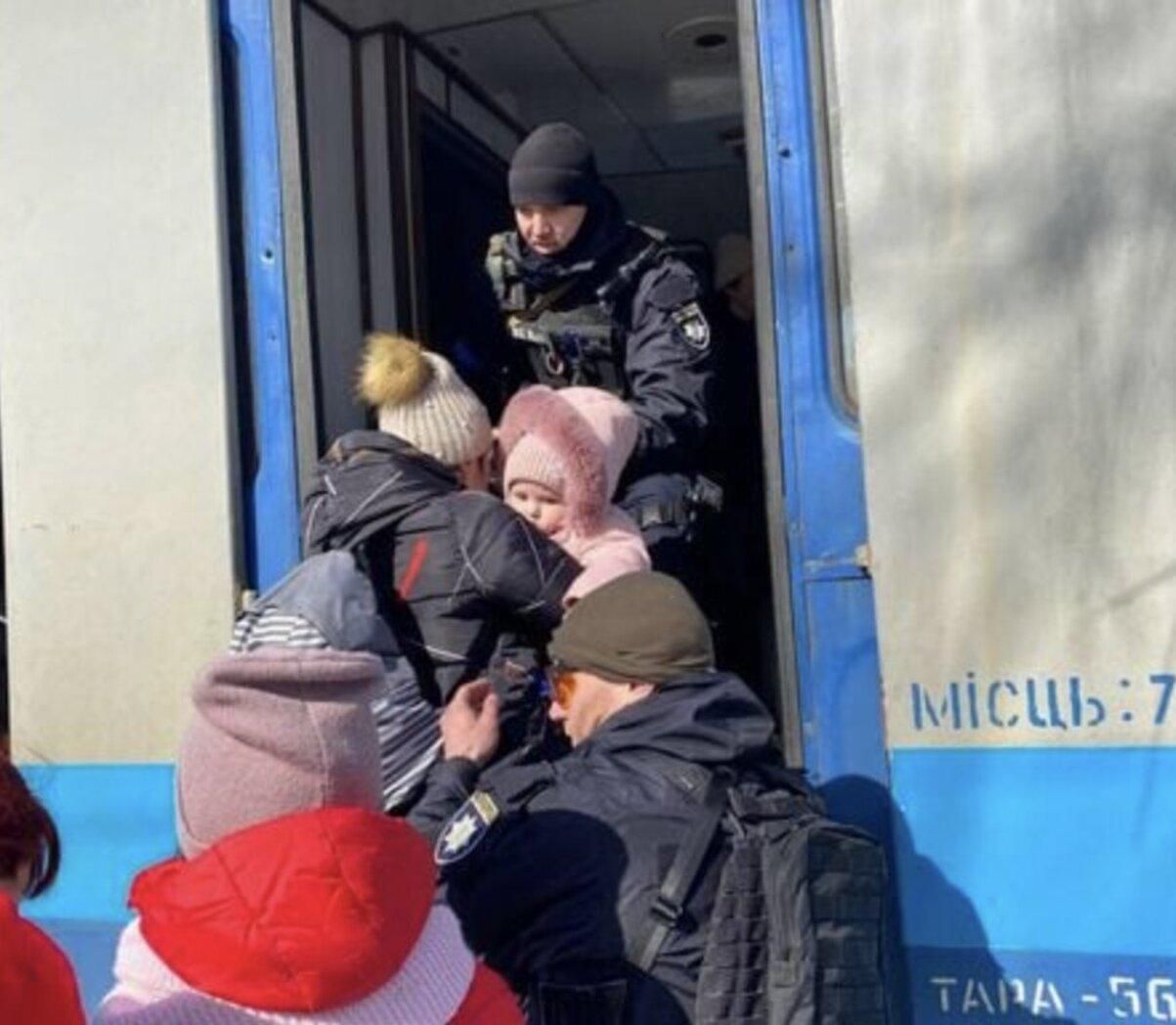 Мені байдуже куди, – на Луганщині літня жінка просила поліцейських забрати її з жахіття - 24 Канал