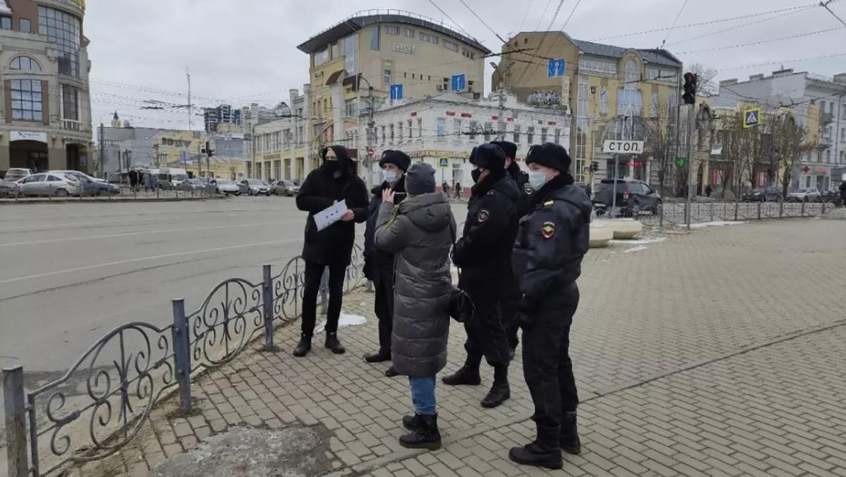 За плакати без слів та чисті листки паперу в Росії затримують людей - 24 Канал
