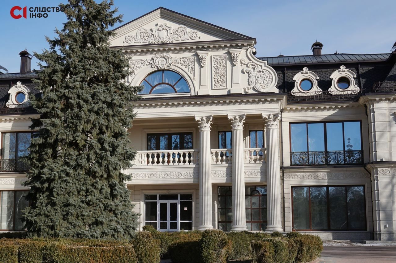 Журналістам вдалося потрапити у палац Медведчука: що зберігав кум Путіна - 24 Канал Журналістам вдалося потрапити у палац Медведчука: що зберігав кум Путіна - 24 Канал