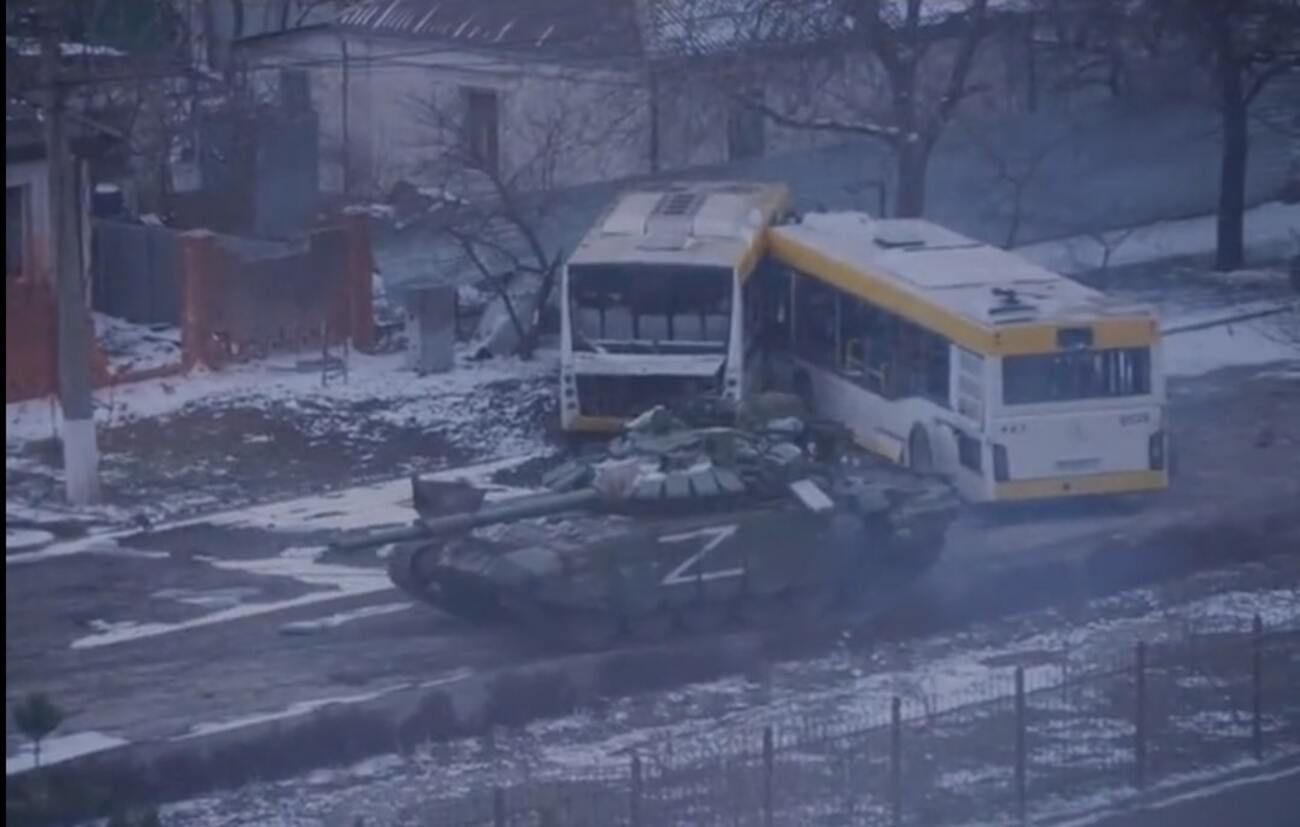 Оккупанты из танков расстреливали жилые дома в Мариуполе Оккупанты из танков расстреливали жилые дома в Мариуполе