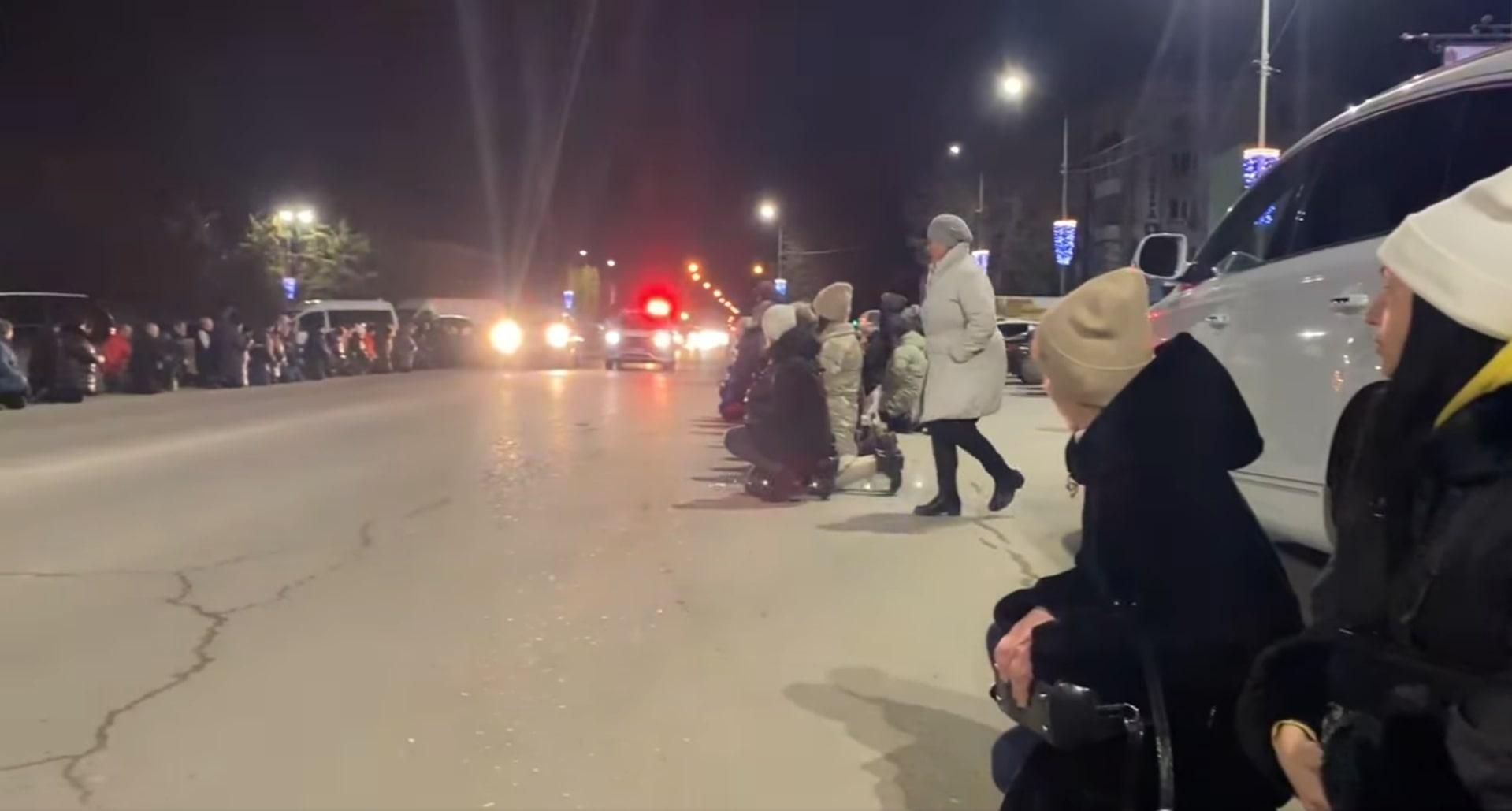 На Хмельниччині сотні людей на колінах зустріли полеглого захисника Олександра Трояновського - 24 Канал