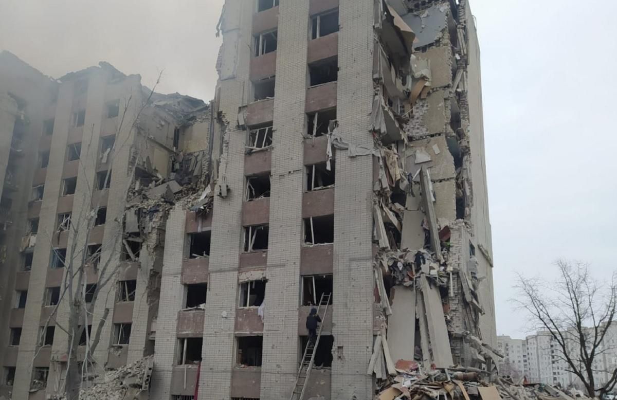 У Чернігові після авіаудару знищена 9-поверхівка: загинула людина - 24 Канал
