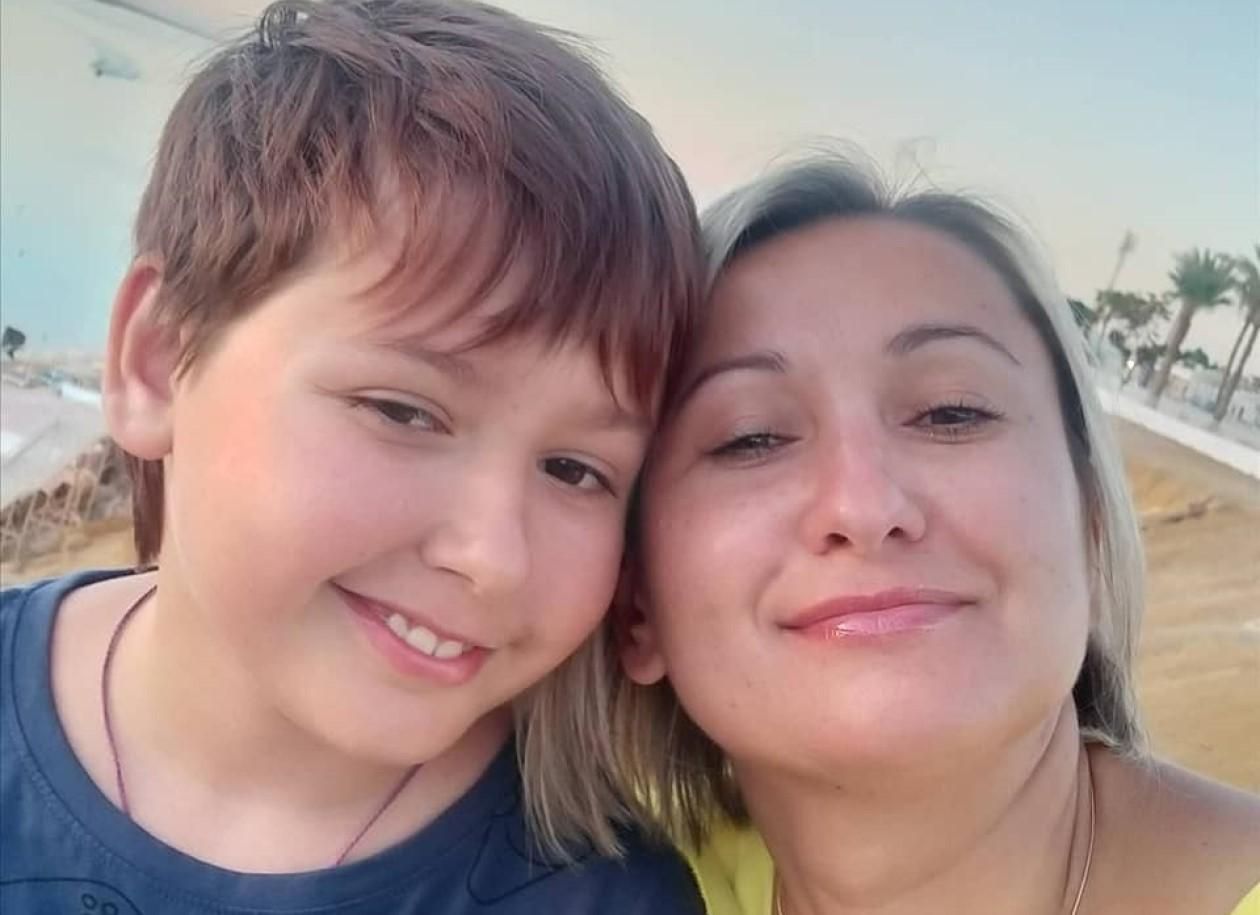 В Ірпені загиблих матір і сина поховали просто у дворі: сумне фото - 24 Канал В Ірпені загиблих матір і сина поховали просто у дворі: сумне фото - 24 Канал