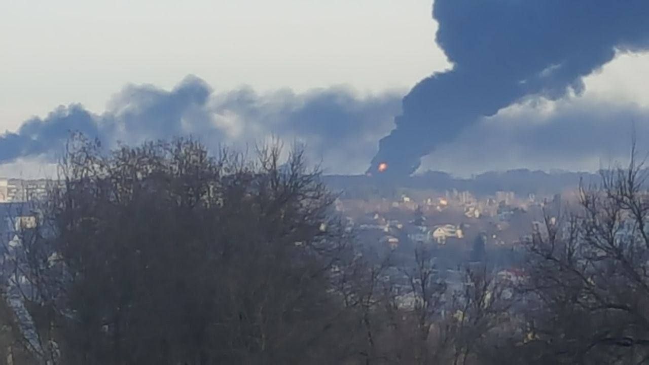 Гасимо пожежу, розбираємо завали, – про ситуацію на Львівщині після ракетних обстрілів - 24 Канал