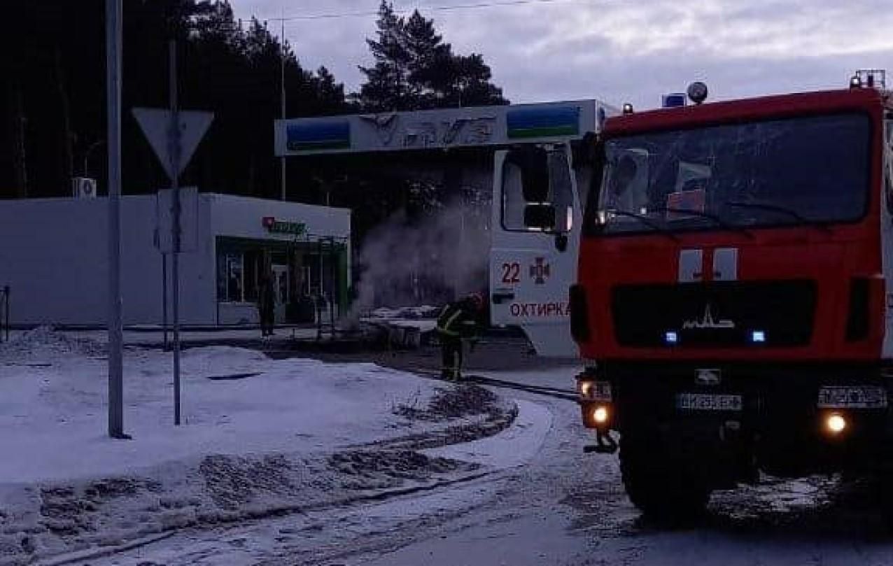 На Сумщині через артобстріли виникла пожежа на АЗС: її вже ліквідували - 24 Канал