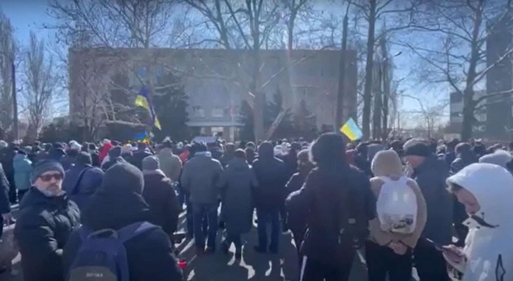 В Мелитополе люди вышли против оккупантов и призвали отдать законного мэра