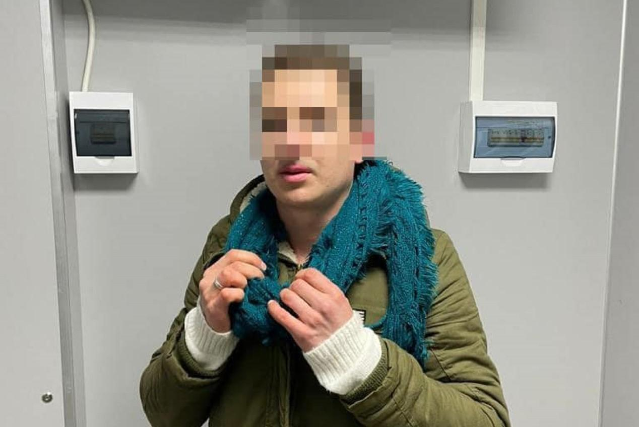 Хотел выехать из страны: на границе задержали мужчину в женском наряде, парике и с макияжем - 24 Канал