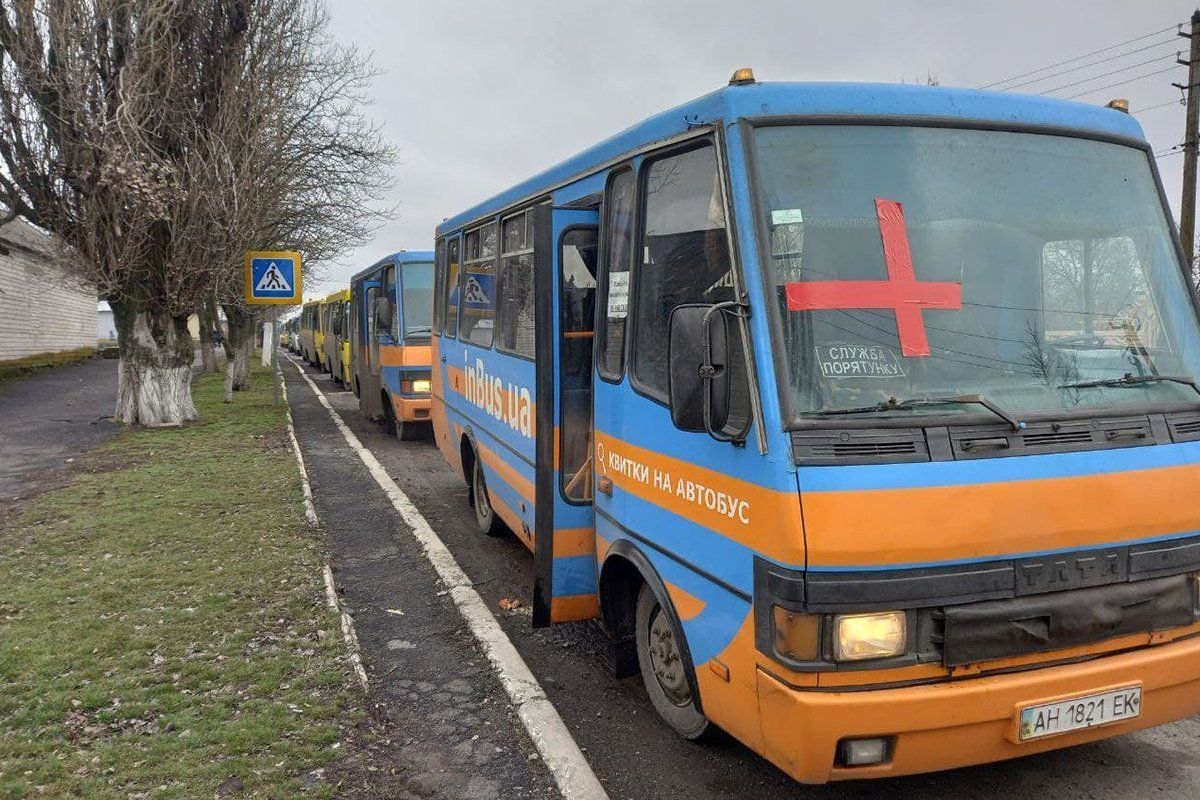 У Пологах складна ситуація: конвой пустили, а потім підірвали міст, люди ночували у сірій зоні - 24 Канал