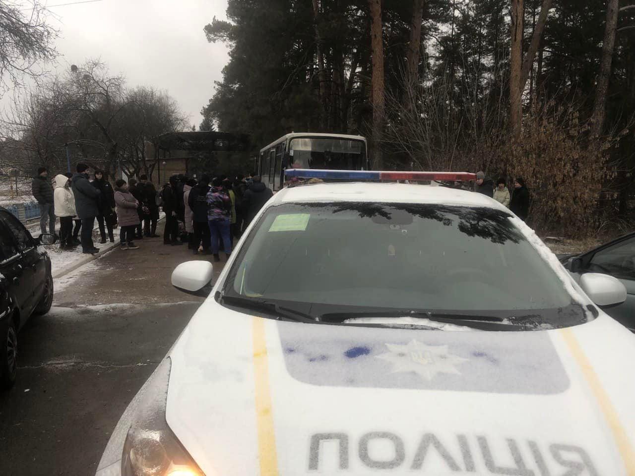 З Обухова евакуювали пів сотні дітей у супроводі вчителів і мам - 24 Канал З Обухова евакуювали пів сотні дітей у супроводі вчителів і мам - 24 Канал