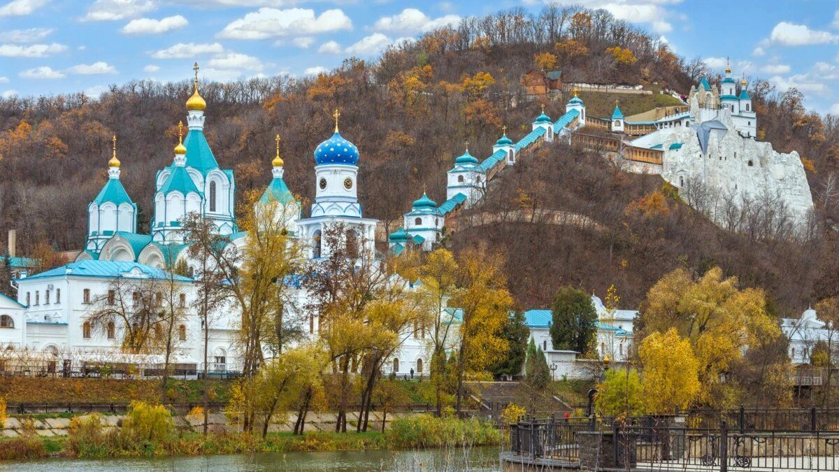 В обстрелянной Святогорской лавре находились эвакуированные жители Изюма