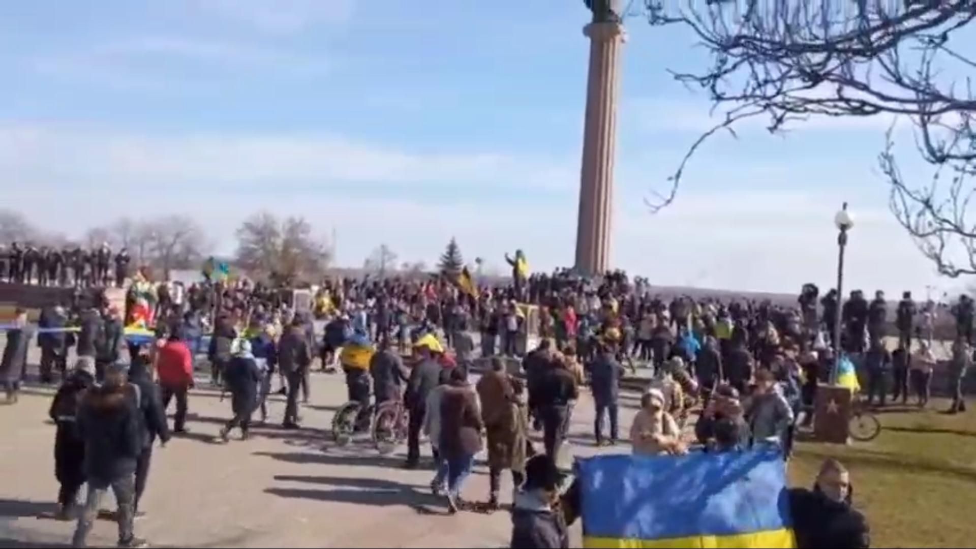 На митинге в Херсоне оккупанты открыли огонь: журналист рассказал подробности - 24 Канал На митинге в Херсоне оккупанты открыли огонь: журналист рассказал подробности - 24 Канал