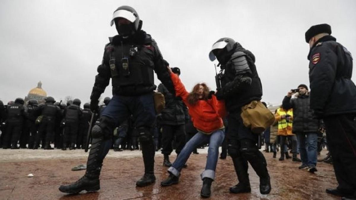 На мітингах у Пітері і Москві масові й жорсткі затримання: моторошні відео - 24 Канал
