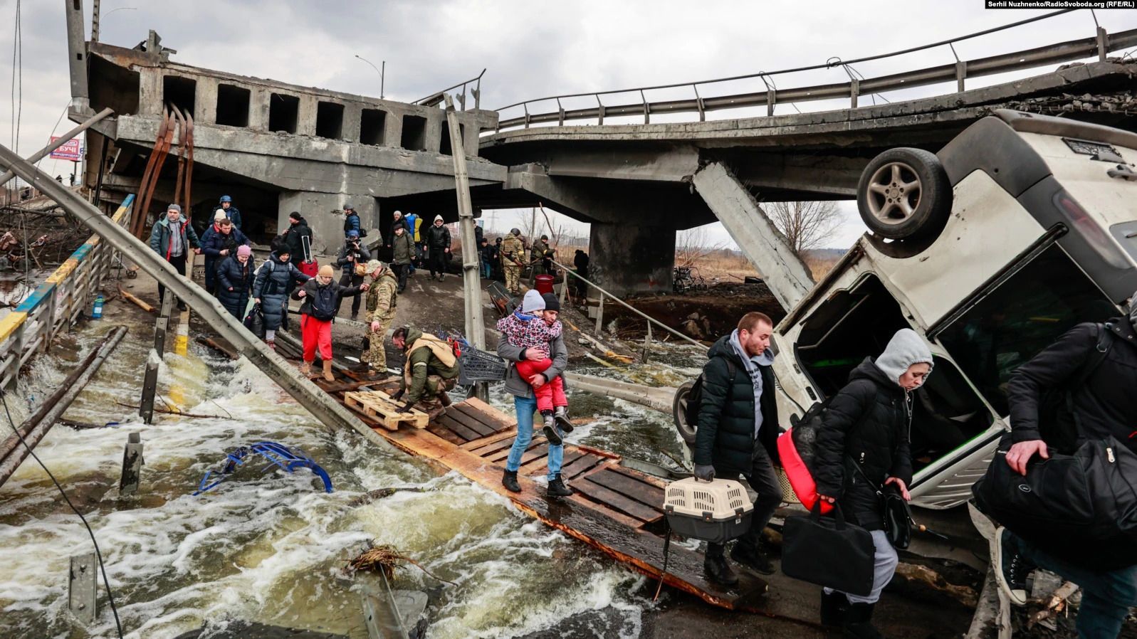 Сотні понищених авто, дитячі візки та іграшки: з'явилися страшні кадри з Романівського мосту - Київ