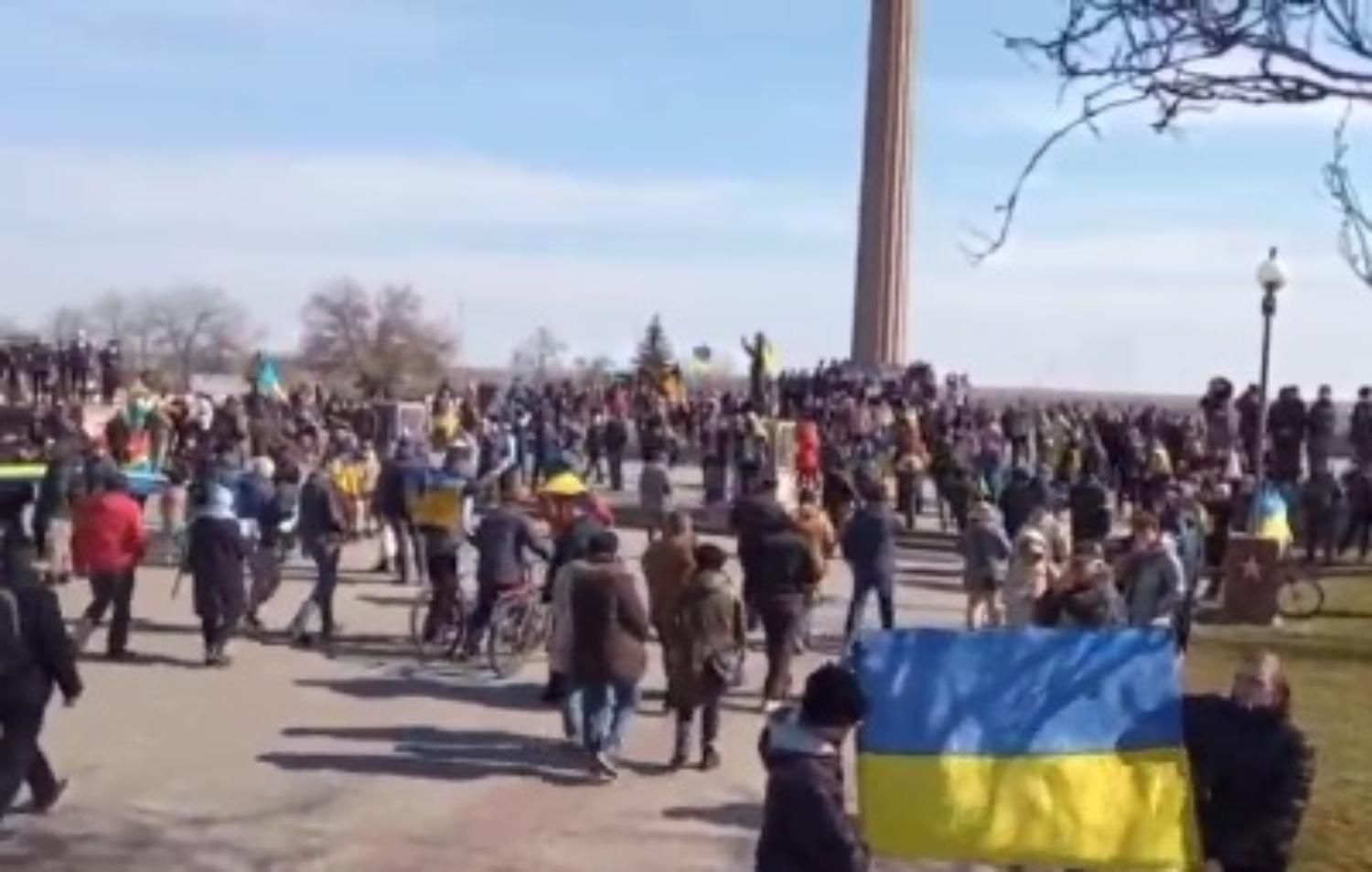 "Нам надо сеять", — украинцы на митинге в Херсоне говорят оккупантам убираться прочь