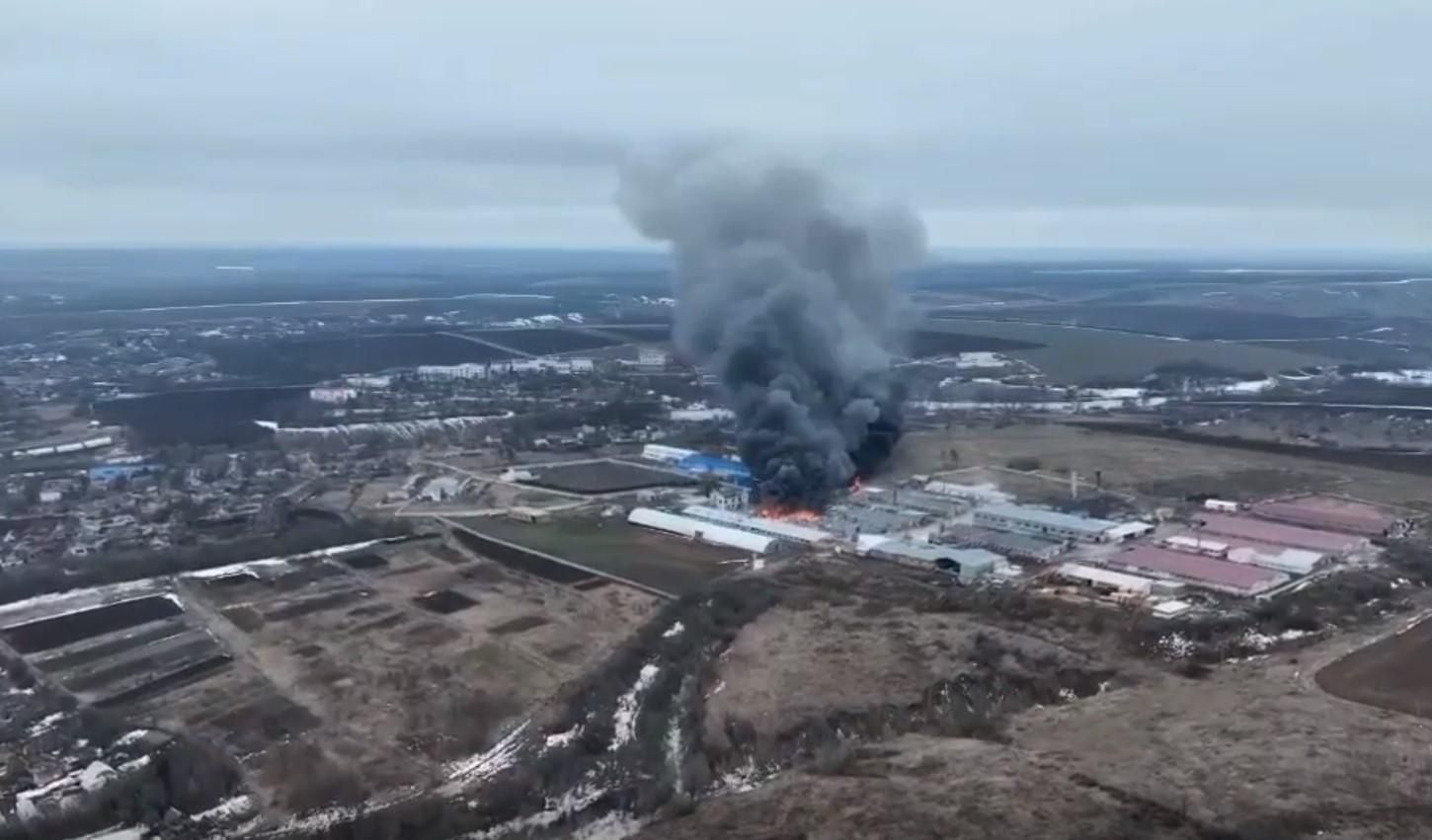 Российские оккупанты сбросили авиабомбы на поселок Дергачи под Харьковом: видео пожара - 24 Канал