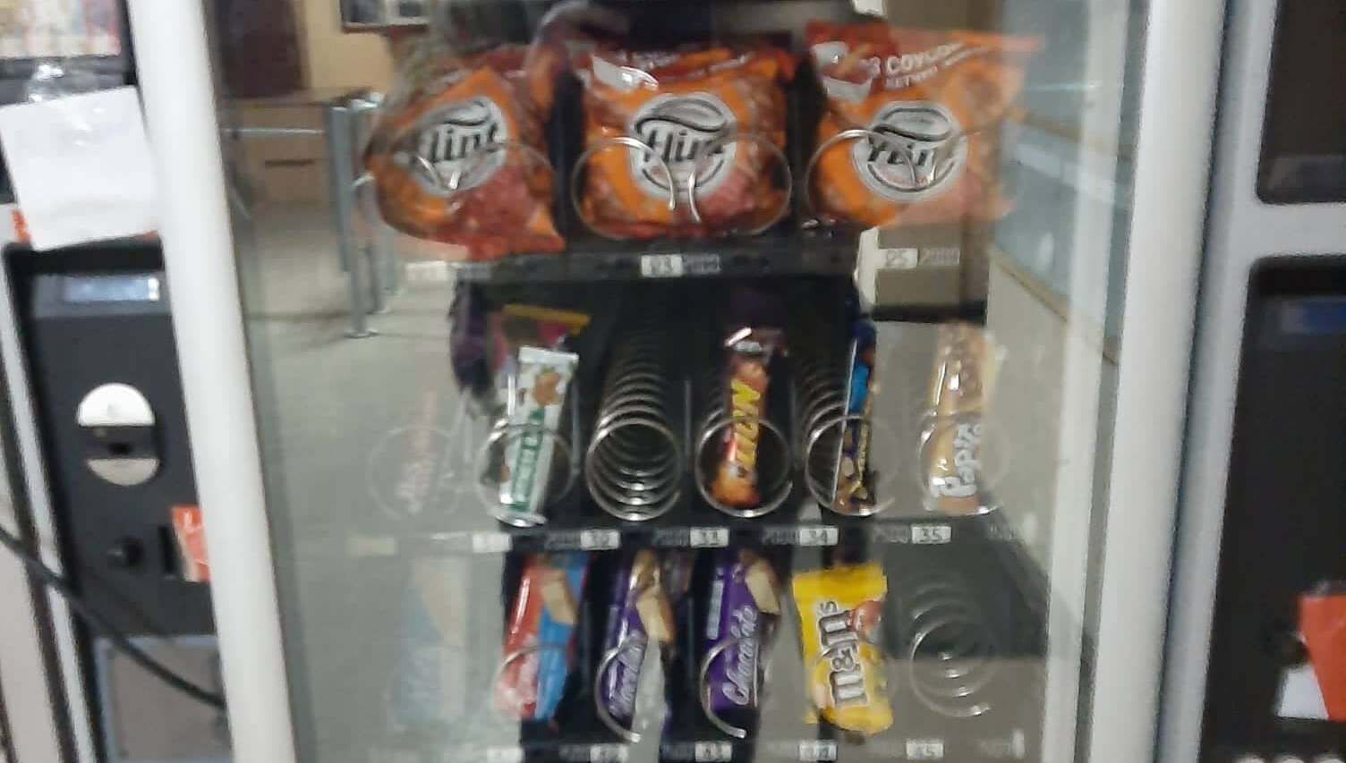 Різниця між ЗСУ та окупантами: промовисте фото торгового автомата з лінії фронту - 24 Канал Різниця між ЗСУ та окупантами: промовисте фото торгового автомата з лінії фронту - 24 Канал