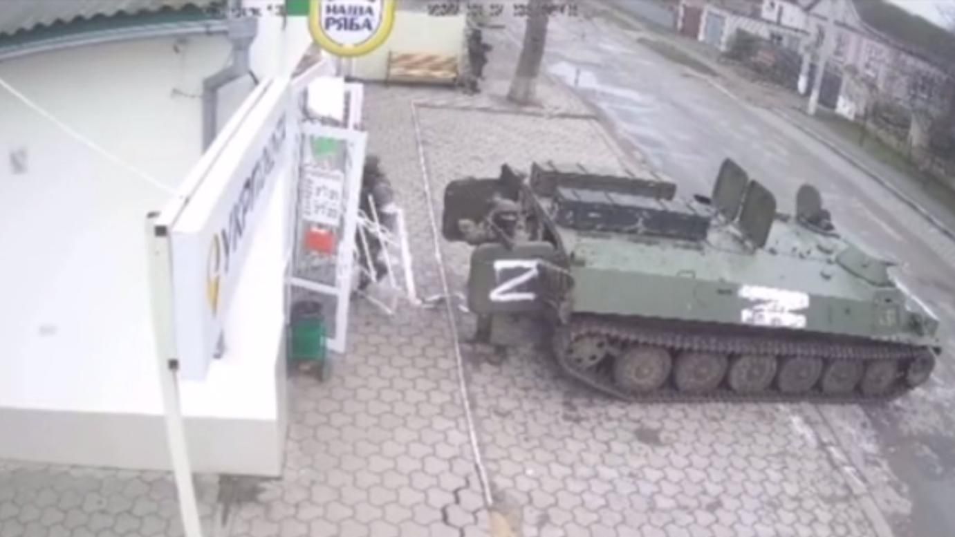 Голодные варвары: орки наголову разграбили магазин "Наша Ряба" - 24 Канал Голодные варвары: орки наголову разграбили магазин "Наша Ряба" - 24 Канал