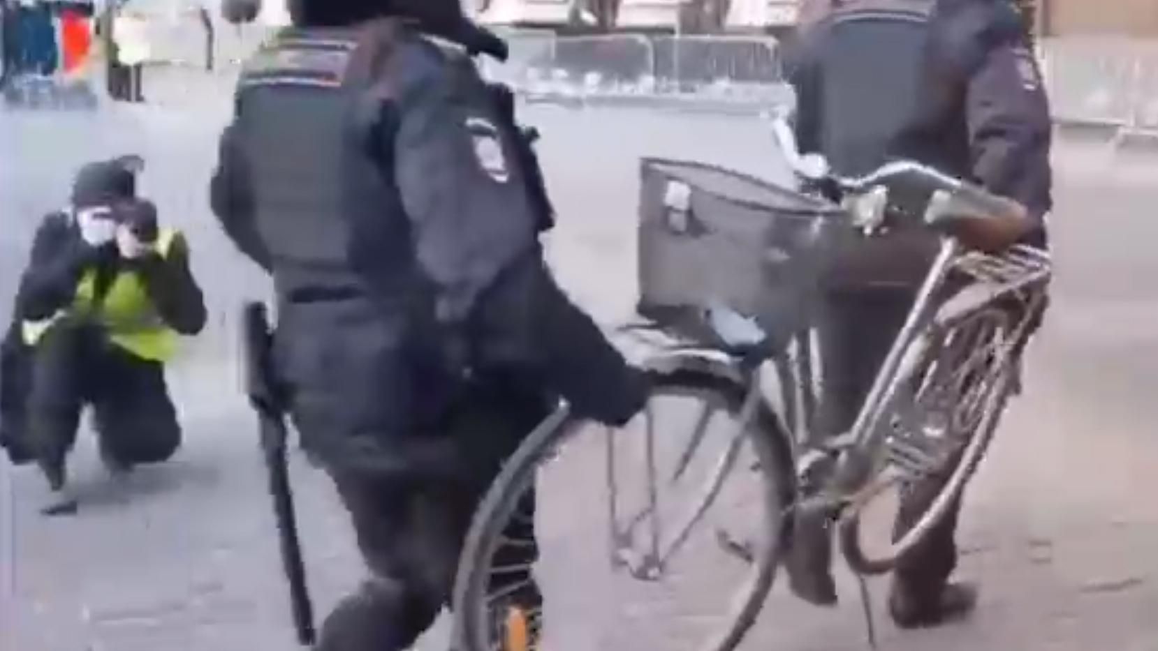 Унікальні кадри: у Росії під час мітингу арештували велосипед - 24 Канал