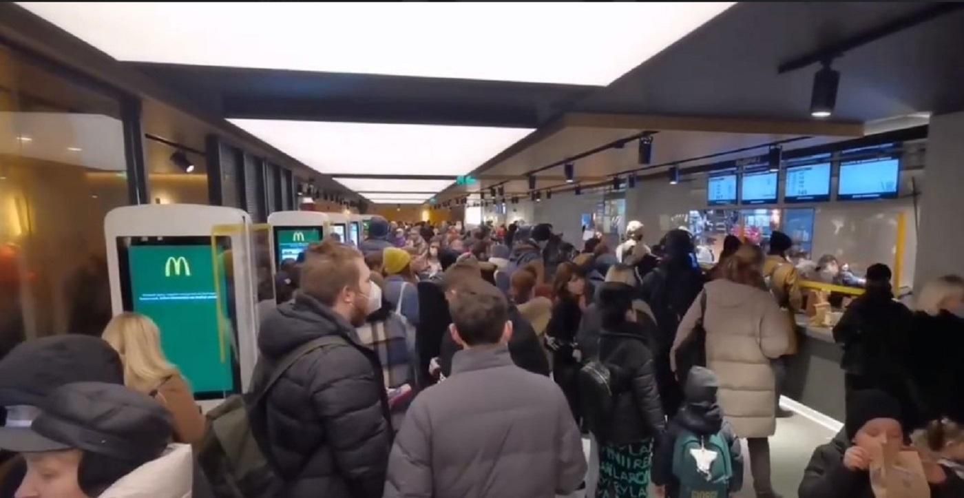 Останній день роботи McDonald's в Росії: москвичі утворили кілометрові черги - 24 Канал Останній день роботи McDonald's в Росії: москвичі утворили кілометрові черги - 24 Канал