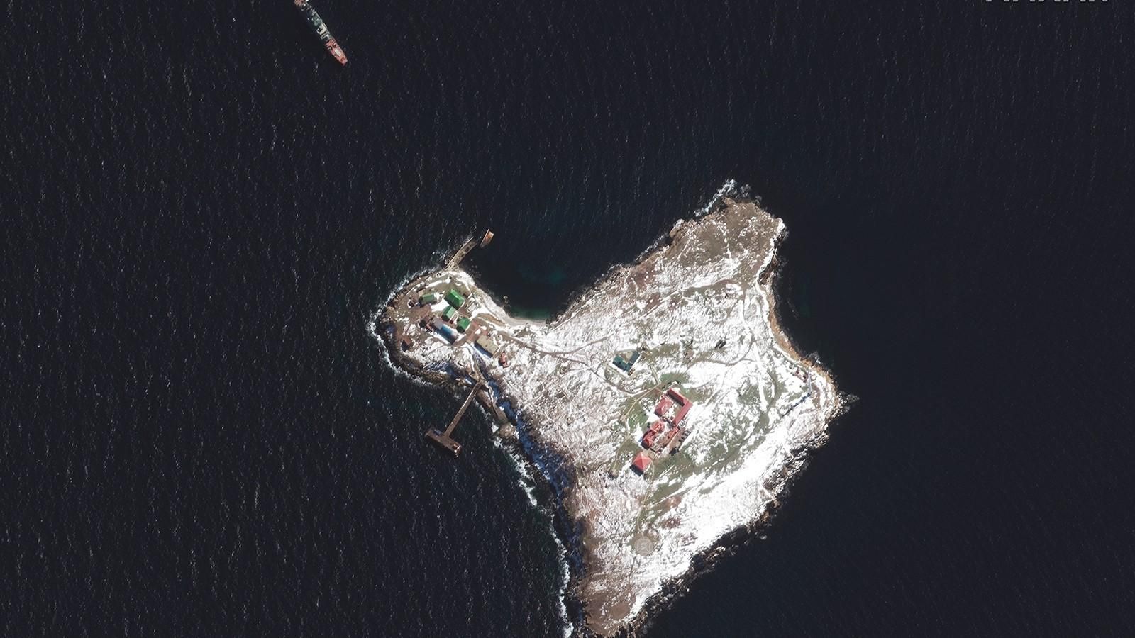 Здания повреждены, а рядом – корабль России: обнародован спутниковый снимок острова Змеиный Здания повреждены, а рядом – корабль России: обнародован спутниковый снимок острова Змеиный