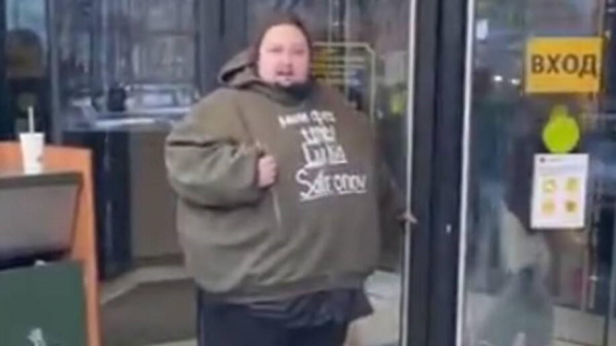 Одіозний росіянин прикував себе до ресторану McDonald's, протестуючи проти його закриття - 24 Канал Одіозний росіянин прикував себе до ресторану McDonald's, протестуючи проти його закриття - 24 Канал