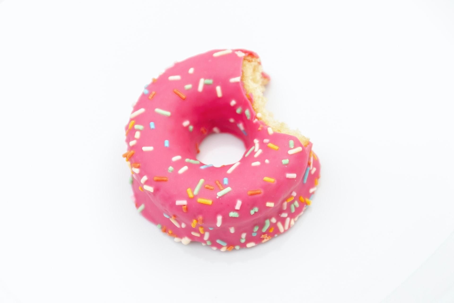 Залишився лише отвір від бублика: Dunkin' Donuts зупинила роботу та інвестиції у Росії - Бізнес