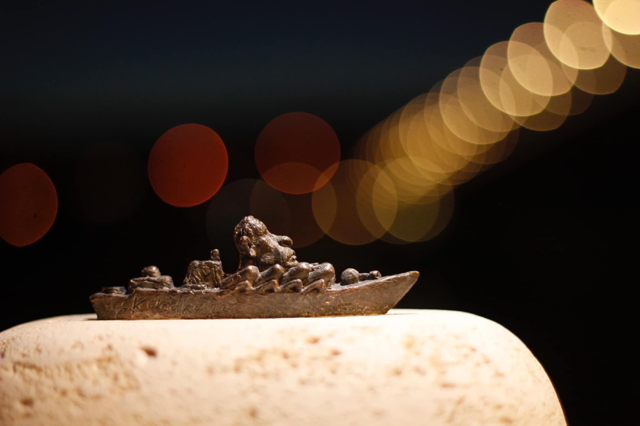 Корабль, курсирующий в известном направлении: мини-скульптура на Московской набережной в Венгрии