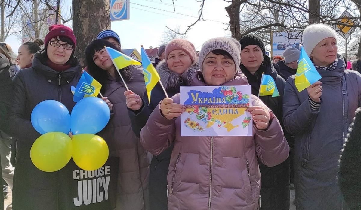 "Голая Пристань – это Украина": на Херсонщине местные жители массово исполнили Гимн "Голая Пристань – это Украина": на Херсонщине местные жители массово исполнили Гимн