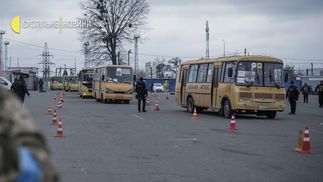 У Бучі окупанти наказали людям одягнути білі пов’язки і забрали телефони: фоторепортаж з міста