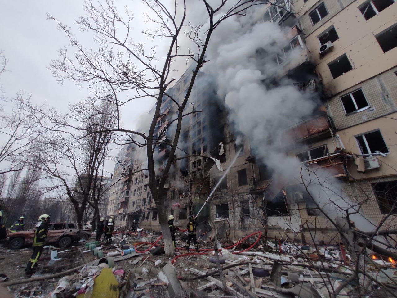 У Святошинському районі Києва окупанти випустили три ракети у будинок - 24 Канал