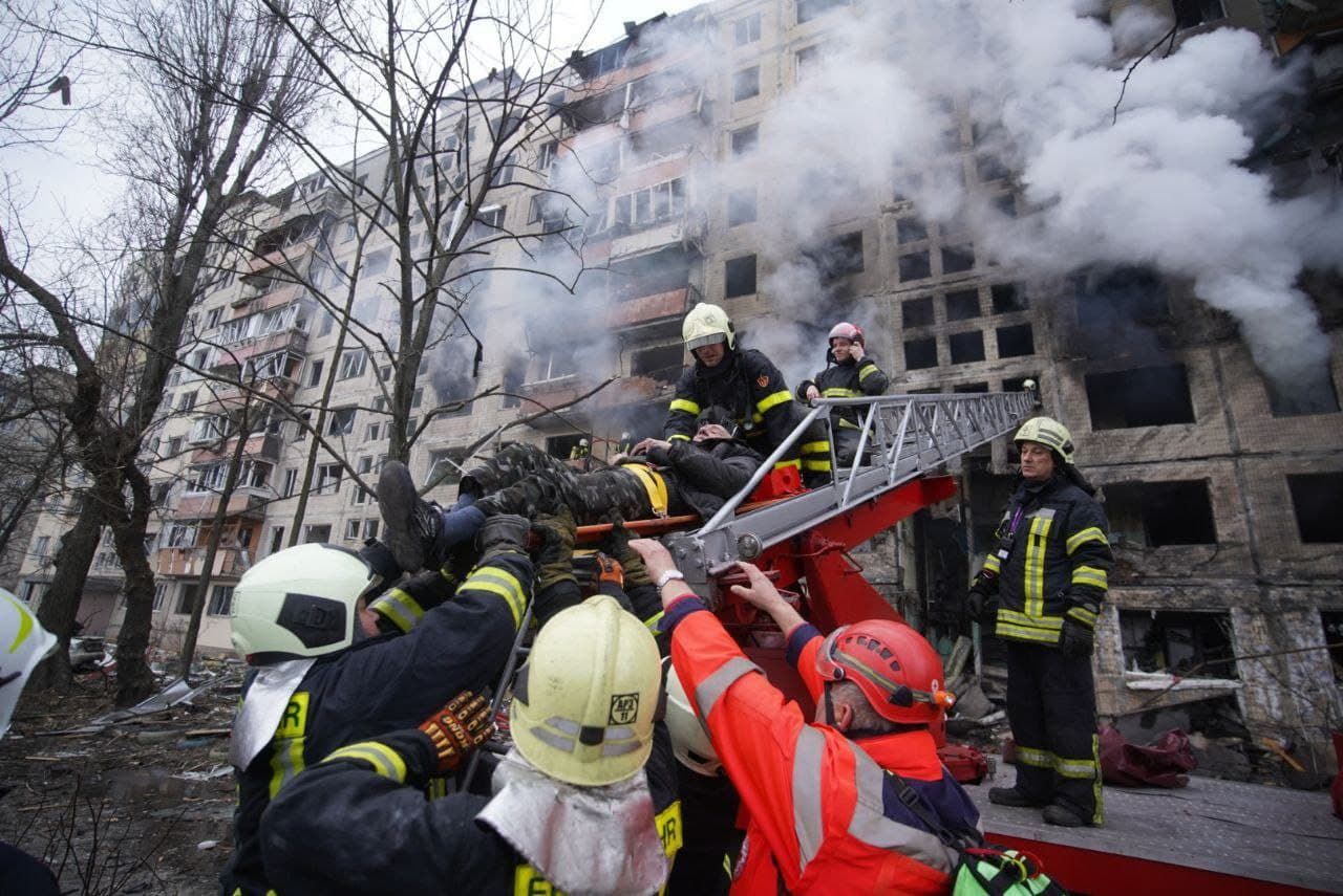 В результате попадания снаряда в дом на Оболони в Киеве погибли по меньшей мере 2 человека
