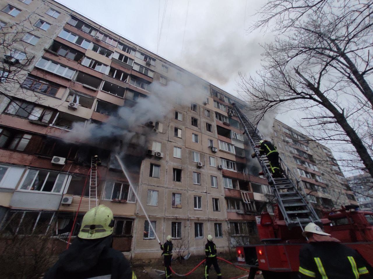 И снизу, и сверху горело, – очевидцы об обстреле дома на Оболони - 24 Канал И снизу, и сверху горело, – очевидцы об обстреле дома на Оболони - 24 Канал