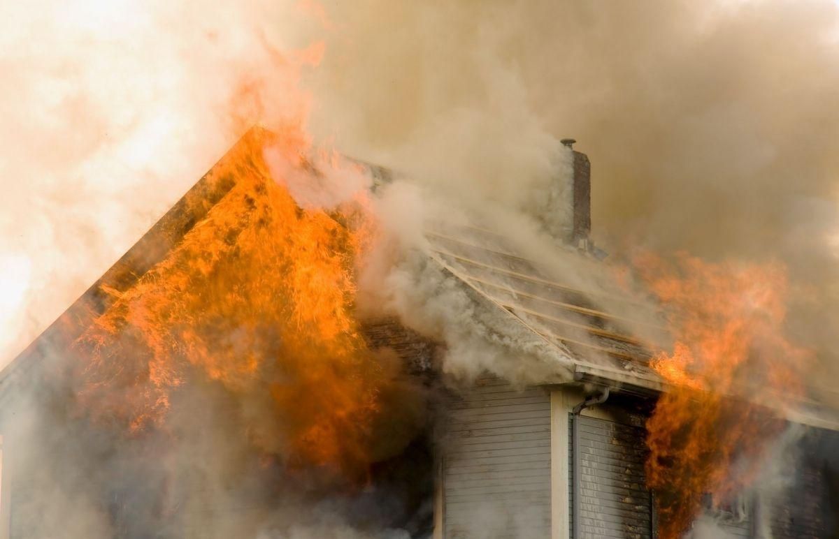 В Херсоне неизвестные сожгли дом секретаря горсовета: детали