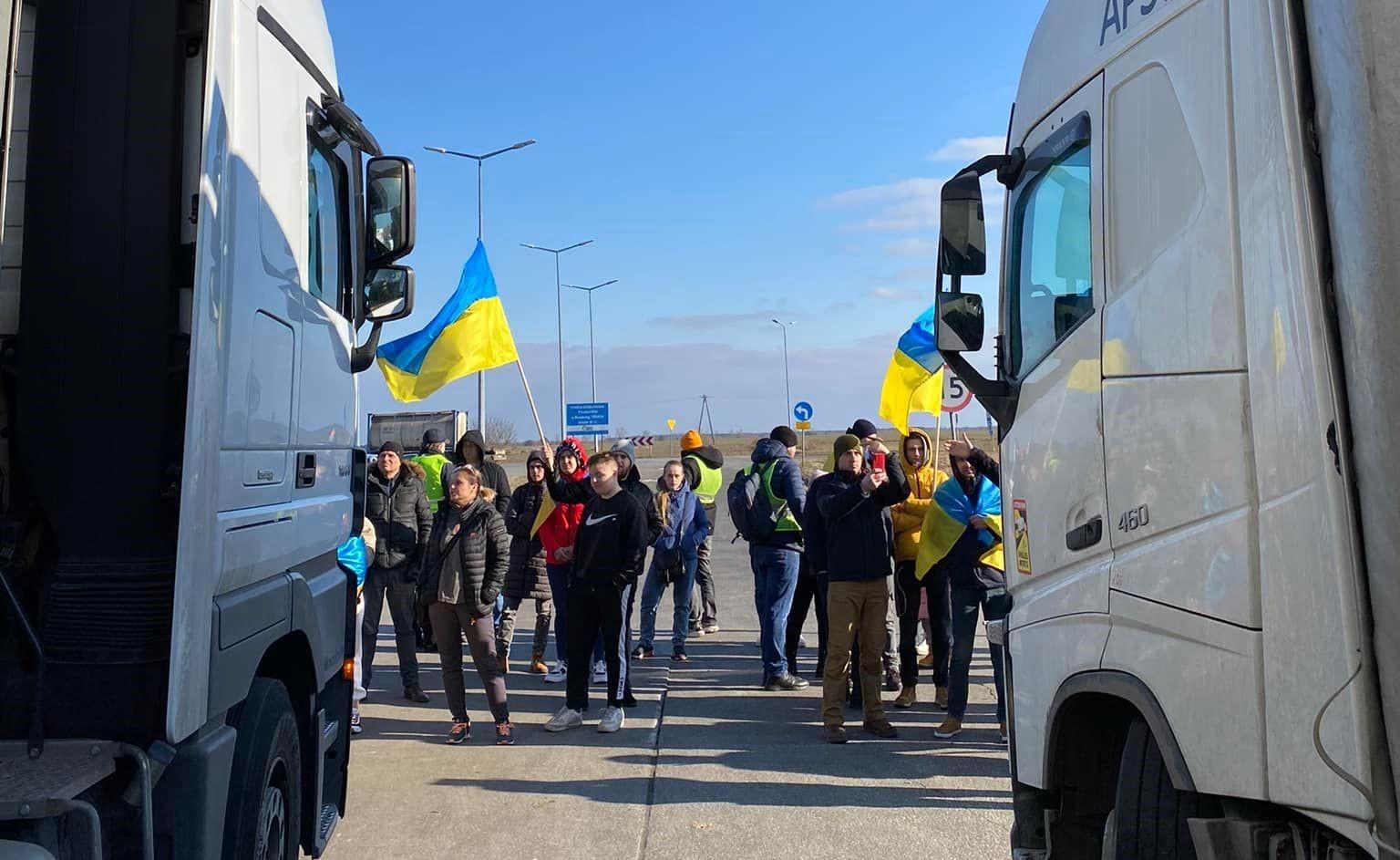 Активисты третьи сутки блокируют на польской границе фуры, направляющиеся в Россию и Беларусь