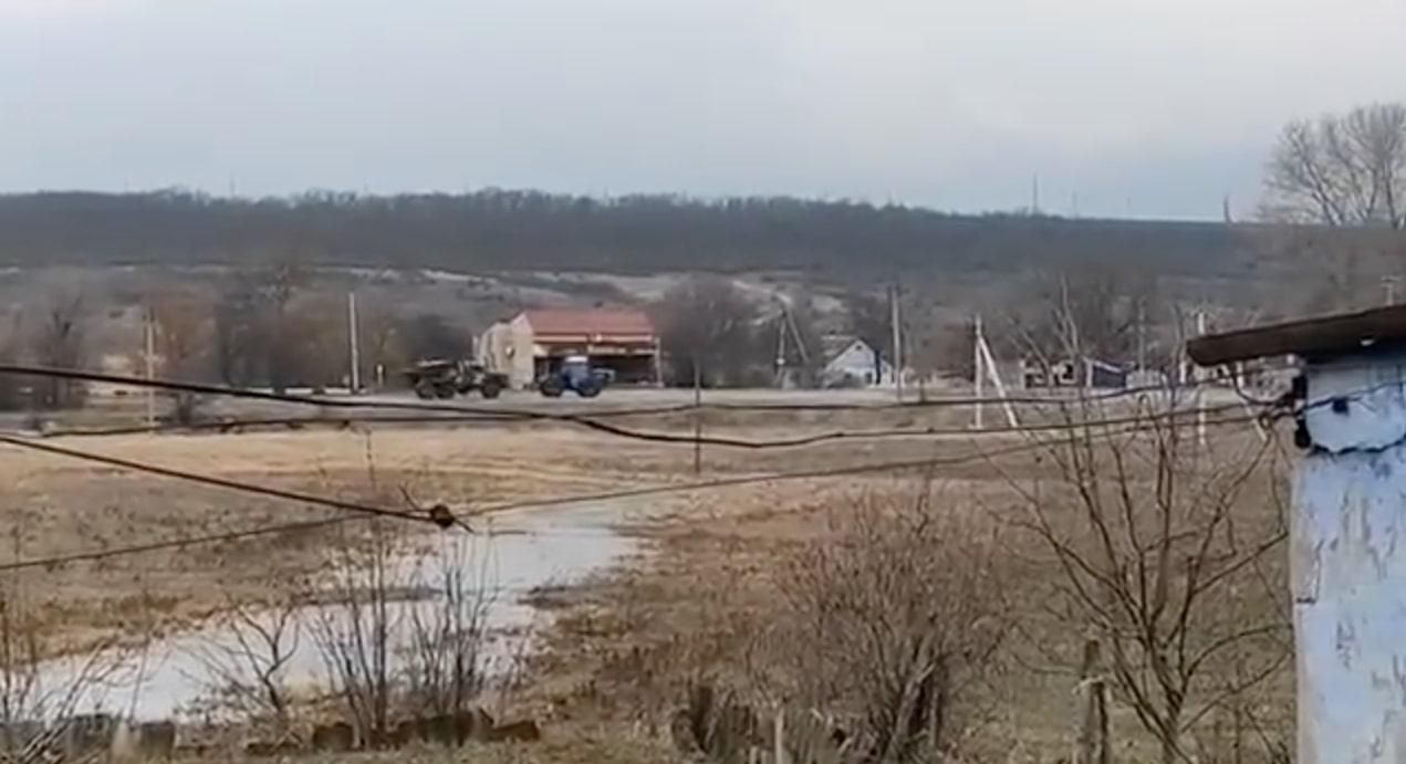 Уже привычная картина: видео с трактором, тянущим российскую боевую машину Уже привычная картина: видео с трактором, тянущим российскую боевую машину