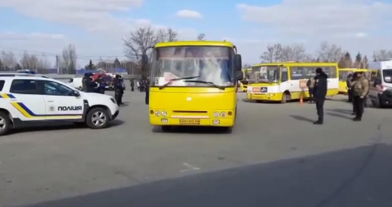 Частина евакуаційних автобусів вже вирушила по людей у Дмитрівку - 24 Канал