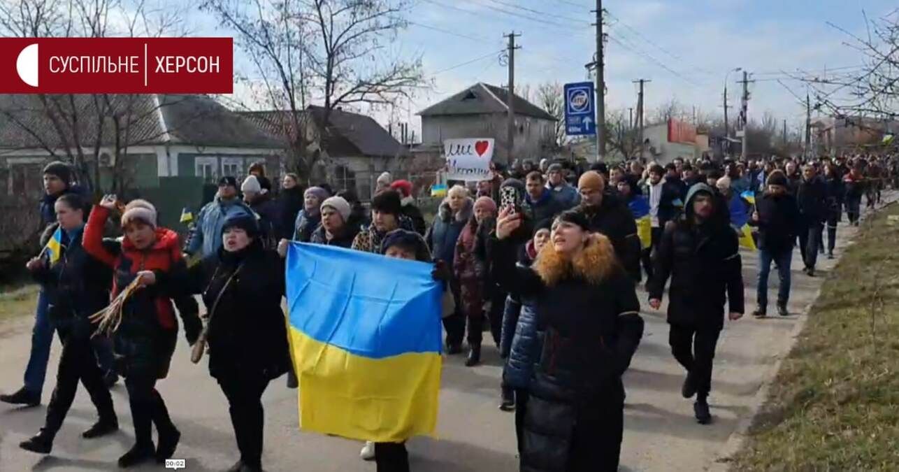 Жителі Білозерки на Херсонщині вийшли на мітинг за Україну - 24 Канал Жителі Білозерки на Херсонщині вийшли на мітинг за Україну - 24 Канал