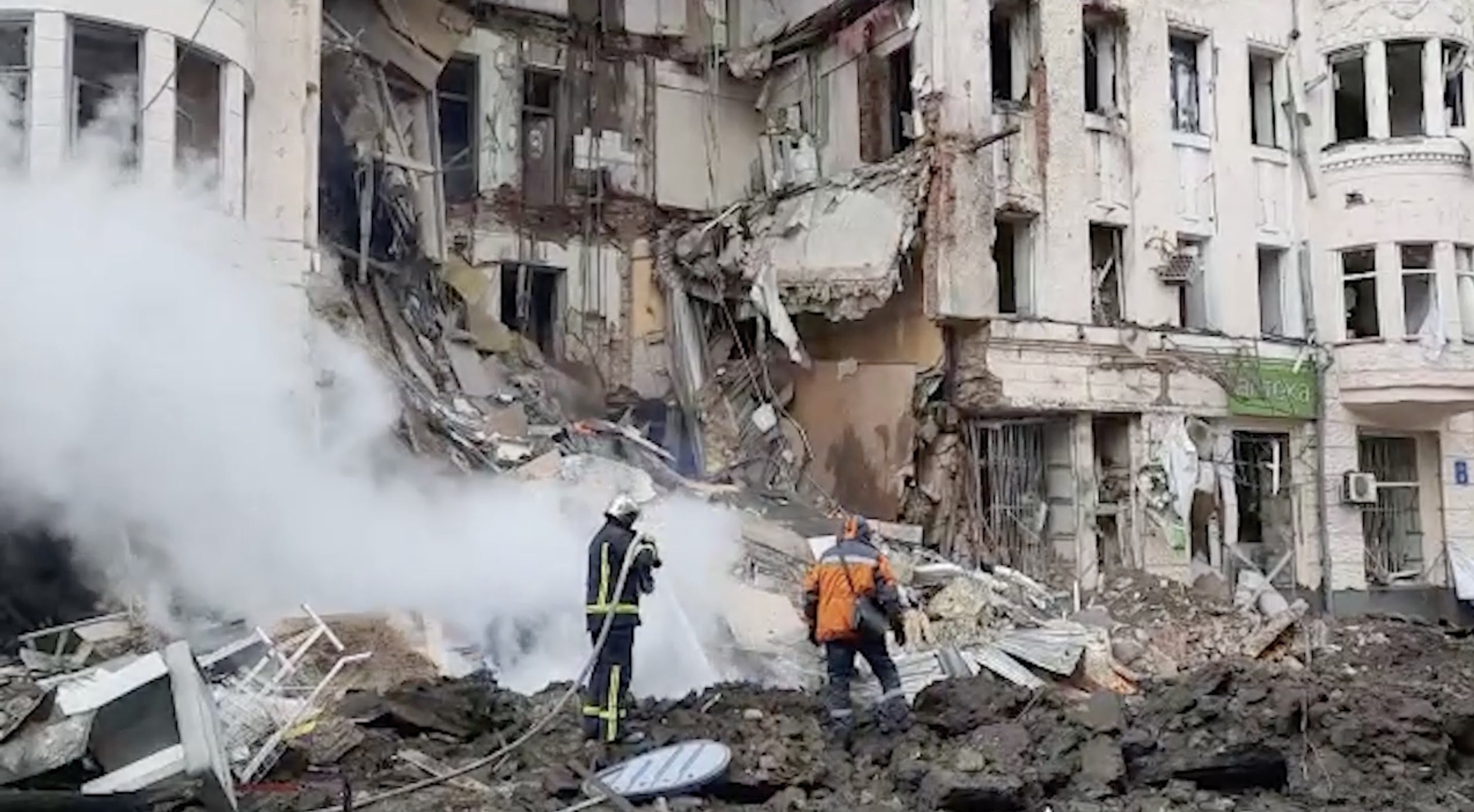 В центре Харькова разрушен 4-этажный дом: видео последствий авиаудара В центре Харькова разрушен 4-этажный дом: видео последствий авиаудара