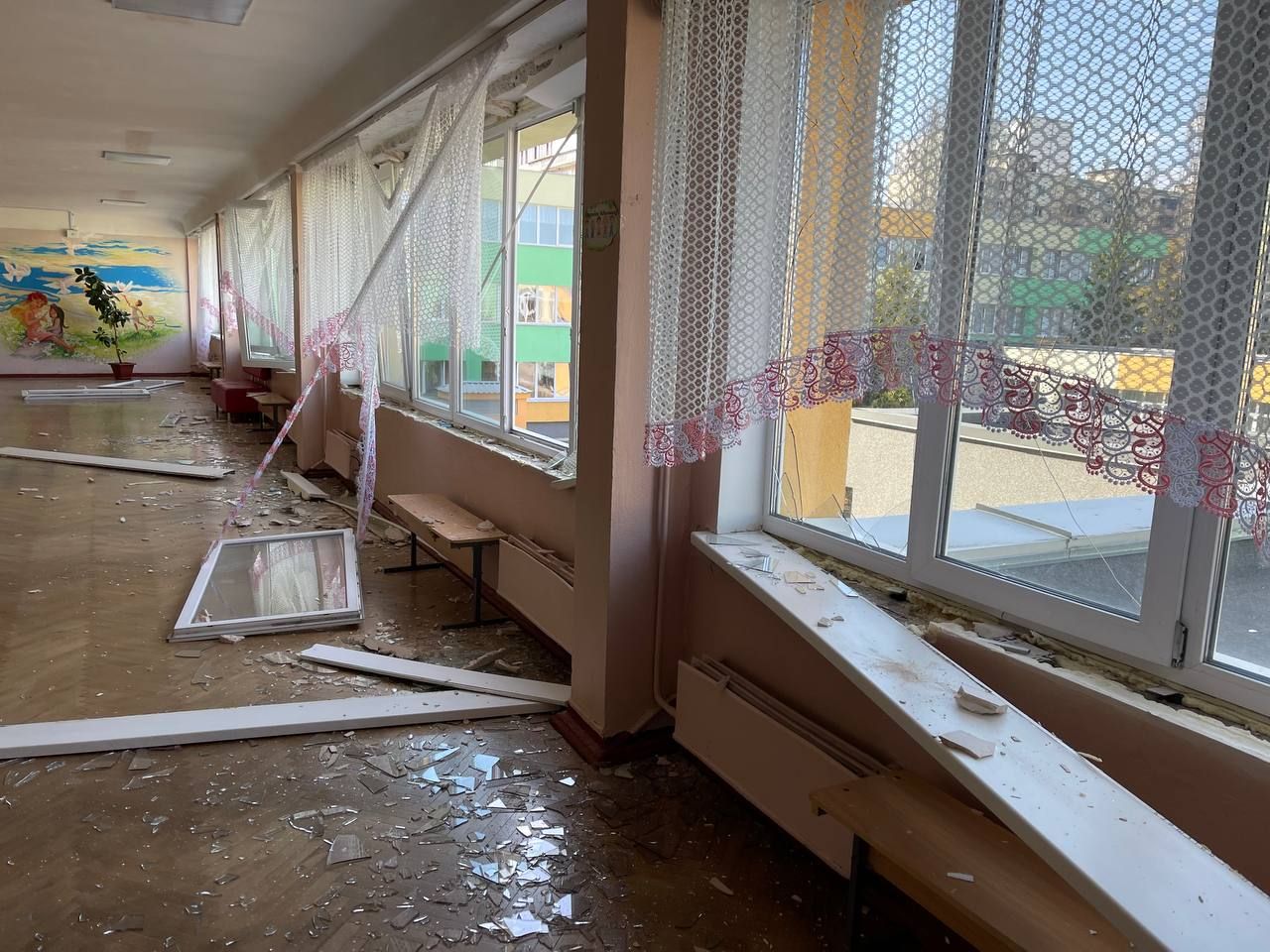 За 100 метрів від обстріляної багатоповерхівки на Оболоні – школа, там повибивало вікна - 24 Канал За 100 метрів від обстріляної багатоповерхівки на Оболоні – школа, там повибивало вікна - 24 Канал