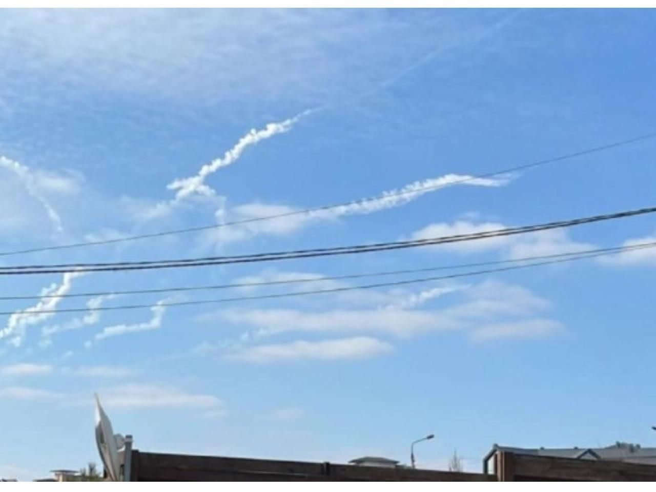 Над Киевом сбили вражескую ракету, обломки упали на дом на Подоле, – МВД Над Киевом сбили вражескую ракету, обломки упали на дом на Подоле, – МВД